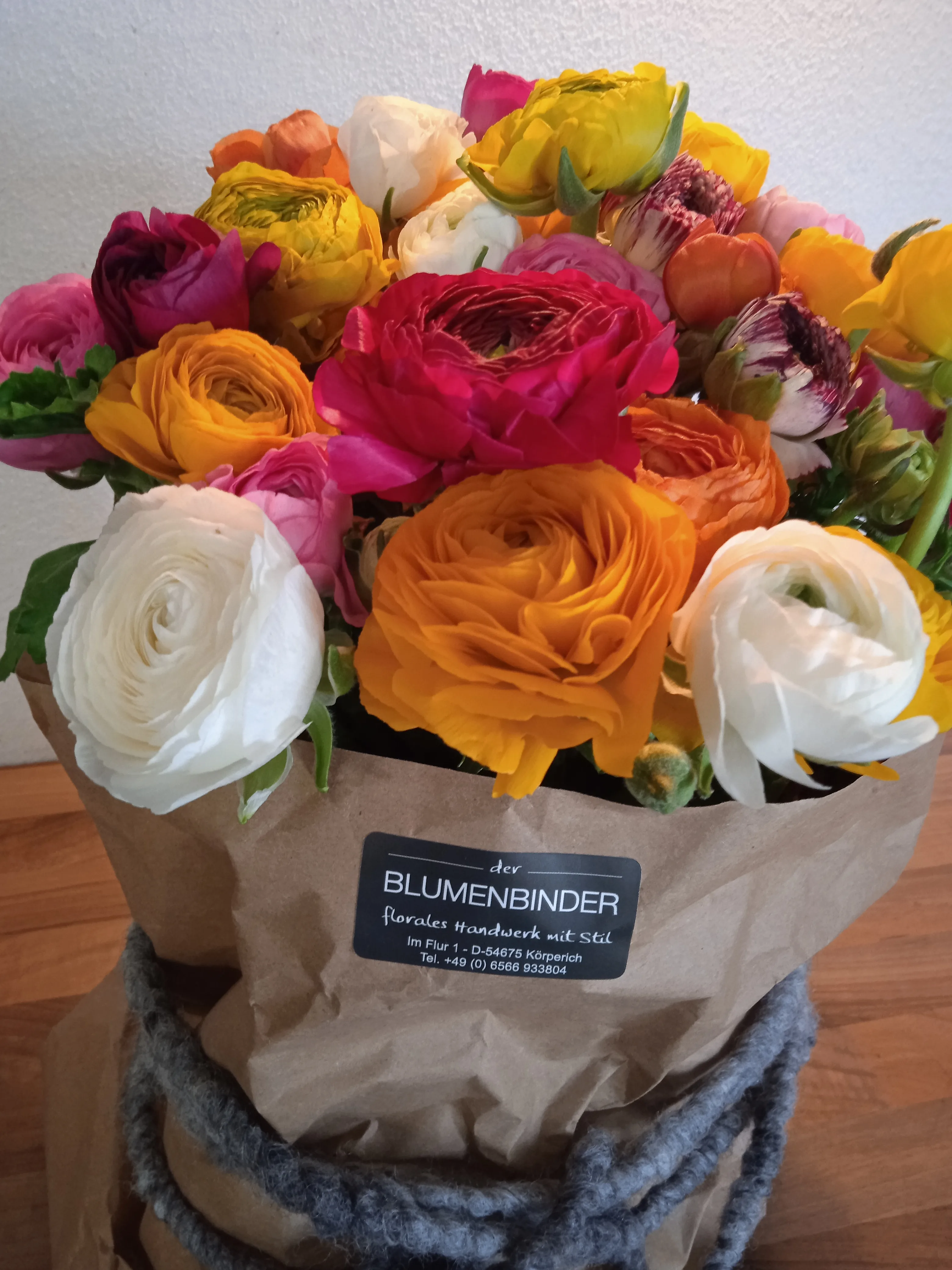 Farbenfrohe Blumenauswahl mit frischen Blüten