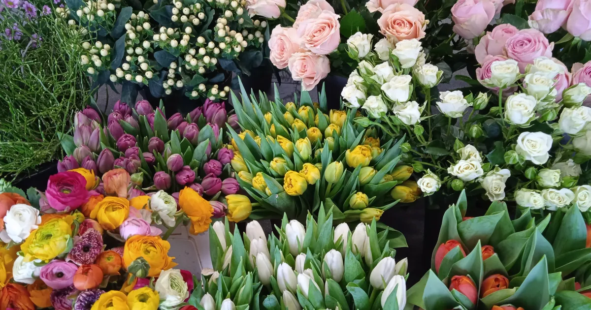 Frische Blumenauswahl mit Rosen, Tulpen und Naturgrün